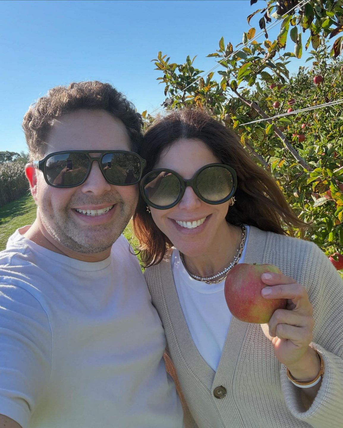 What a perfect fall weekend for apple picking. (And judging from all the photos I’ve seen on social media, it seems like I wasn’t the only one with that idea. 

And here are the det’s for the apple picking outfit:
🧥 jennikayne 
👖 moussyofficial 
👟 loewe 

#falloutfits #falloutfit #applepicking #hamptons #pumpkinpicking #sweaterweather #cardigan #sweateroutfit #fallstyle #fallfashion #momstyle #fashionover40 #fallweather #fallishere #fallfashion #loewe #jennikayne