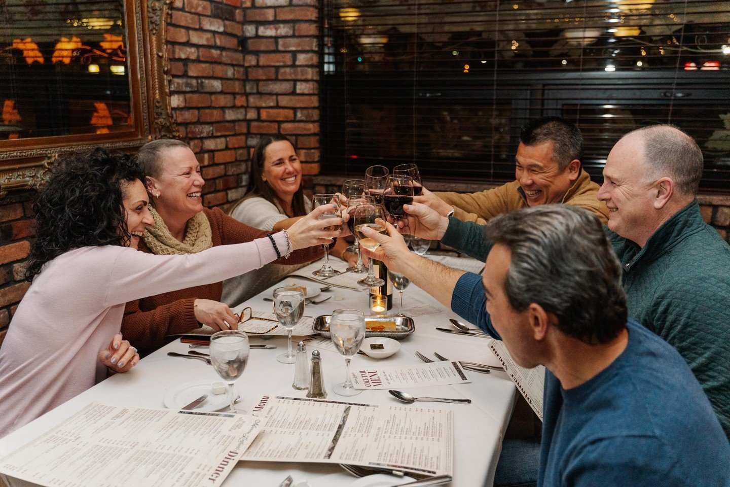 Cheers to an evening at Mamma’s! 🥂
•
•
•
•
•
#mammalombardis #holbrook #patchogue #medford #suffolkcounty #foodbeast #vscofood #huffposttaste #feedyoursoul #eatingfortheinsta #eeeeeats #feastagram #foodlover #goodfood #italianfood #pizza #pizzalover #foodgasm #foodpics #pasta #pastalover #eatfamous #yougottaeatthis #catering