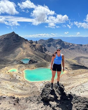 Photo by clare_mackintosh, caption reads: 📍Tongariro Crossing 😮‍💨✔️
.
.
.
#tongarirocrossing #hike #nature #alpineclimbing #lakes #beautiful #newzealand #tongariro #tongarironationalpark #landscapephotography #climbing #bluelakes #redcrater #mountianviews #summer #bucketlistadventures #goals #newyear #2022