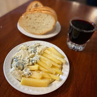 #foodiefriday
Have you tried the delicious assortment of cheese @jtbasquenv has to offer? It’s a perfect touch with a glass of their house red wine.  The original shepherds charcuterie.