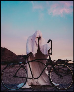 Gives a whole new meaning to the term “Ghost ride”. Anyone else used to do that with their bikes? Those were the days, when the biggest worry was “how many bike ramps are we going to build today?” 😂 #FujiFilm #xt2
•
•
•
Nevada is home to allllll kinda of weird
Desert “art” - not counting the entire strip itself, there’s Seven Magic Mountains, The International Car Forest, the Goldwell Open Air Museum (where homeboy here lives), The Art District in DTLV.... we’ve got it all 🤘🏼
♦️
♠️
♥️
♣️
#agameoftones #moodygrams #hypebeast #instagood #artofvisuals #illgrammers #heatercentral #createcommune #fatalframes #Fujifilmglobal #fujiframez #fujifilmz #vegas #lasvegas #vegas_insta #702 #lasvegasigers #love