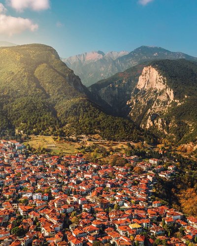 Photo by discover.greece, caption reads: Hello #naturewanderers! @yabatravellers here. ⛰️ This escape is devoted to you. So, we visited #Litochoro and it turned out to be a thrilling nearby escape from #Thessaloniki. Small town with Macedonian traditional architecture in every corner, surrounded by the essence of the uncultivated nature of Greece and just a few km away from the sea. Look up and watch that stunning view of Mt Olympus rising in front of you. The highest mountain in Greece” was according to mythology home of the Greek Gods”. They clearly chose their home wisely right?! #WanderlustGR | @Thessaloniki.travel 😉
•
•
Μπορεί να μην ήρθαμε τετ-α-τετ με τον... ⚡️ Δία αλλά πλέον ξέρουμε γιατί το Λιτόχωρο εντυπωσιάζει με την θεϊκή του ατμόσφαιρα. Απλωμένο στους πρόποδες του Ολύμπου, ισορροπεί ανάμεσα σε βουνό και θάλασσα με έναν εντελώς αρμονικό τρόπο. Αν λατρεύεις τα καλά κρυμμένα μυστικά της φύσης, μη παραλείψεις να δεις την δεύτερη φωτογραφία! 👬