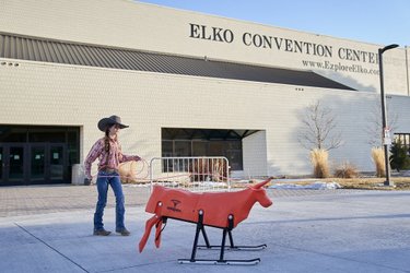 Singer-songwriter Marinna Mori killing time between shows at the National Cowboy Poetry Gathering #cowboypoetrygathering #elkonevada 📸: @marlaaufmuth