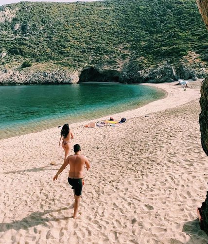 Photo by athina.el, caption reads: Ψάχνοντας φαγητο!
