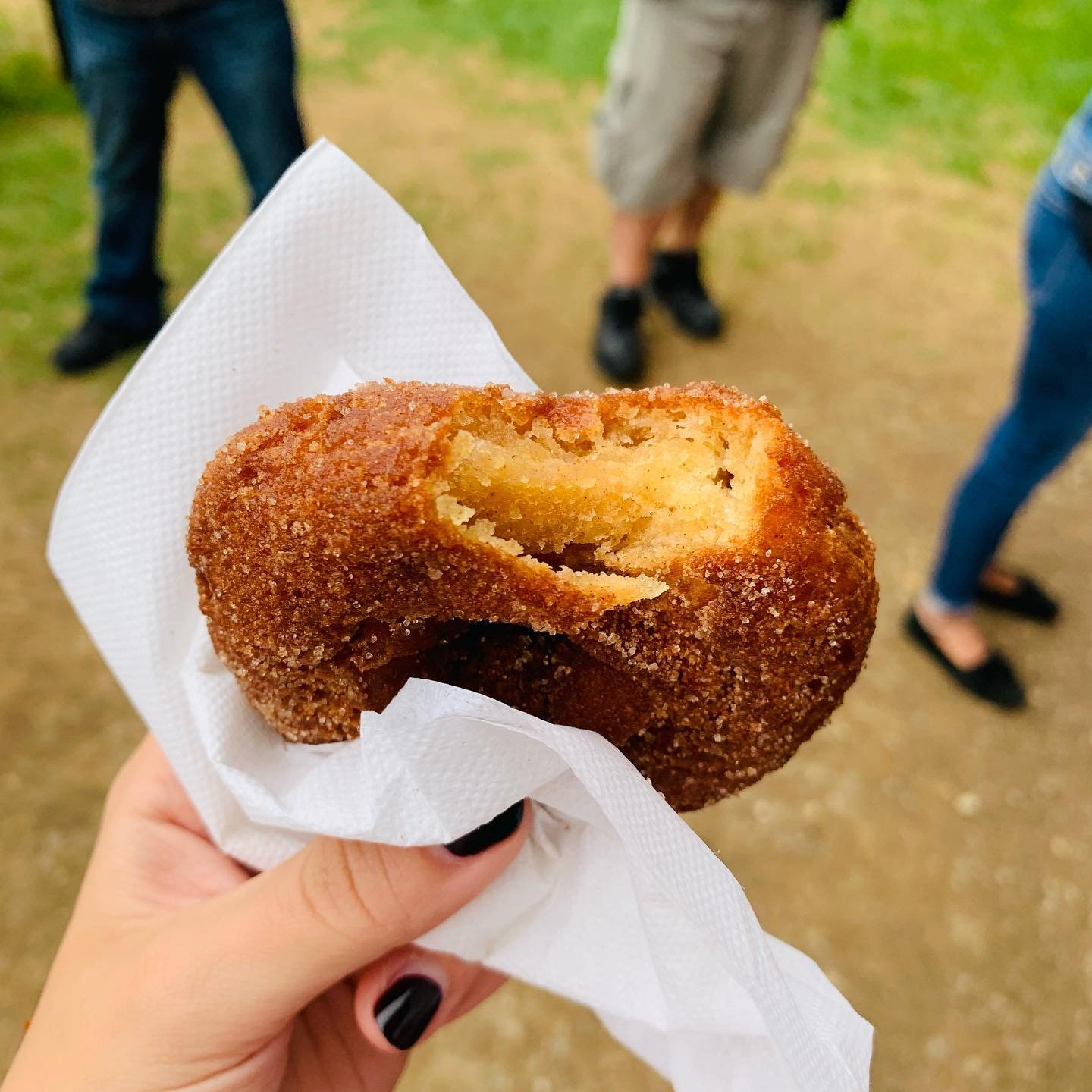 Donut worry, be happy 😊 
harbesorchard is such a great experience with their delicious apple cider donuts, and cidar. They have fun hay rides, corn mazes, live music, and plenty of apples to pick for an apply ever after❤️

#fallthings#appleciderdonuts#sweets#nyc#longisland#foodie#blogger#life#lifestyle#fall2021#eatmore#foodfirst#butfirstfood#snacktime#alwayshungry#alwayseating