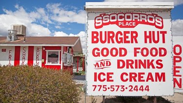 Who's hungry? Many say Socorro's Burger Hut in Mina, east of Hawthorne, has the best burger and malt in Nevada. Along with a great lunch, you can also browse the local rock shop and souvenir shop and check out nearby ghost towns. Keep your eyes peeled for bighorn sheep as they roam down from the mountain. #NevadaSilverTrails #NST #ExploreNevada (📷: travelnevada)