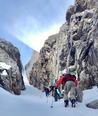 Skied this 💎 yesterday with a really fun crew and only lost a little bit of money along the way 🎲💸 thanks Nevada. Fired up to finally ski this classic!! 📷: herefishiefishie #rubymountains #fiftyclassics #travelnevada #rollthedice #comehappyleavebroke