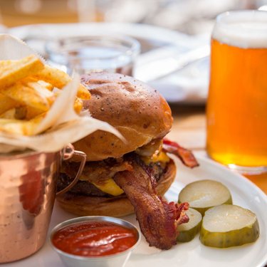 🍔 Chow down on one of the best burgers in town at The Union for #NationalCheeseburgerDay! 🍔