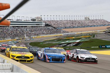 🤯 us when it went 3️⃣ wide 

#NASCAR #Pennzoil400 #LVMS