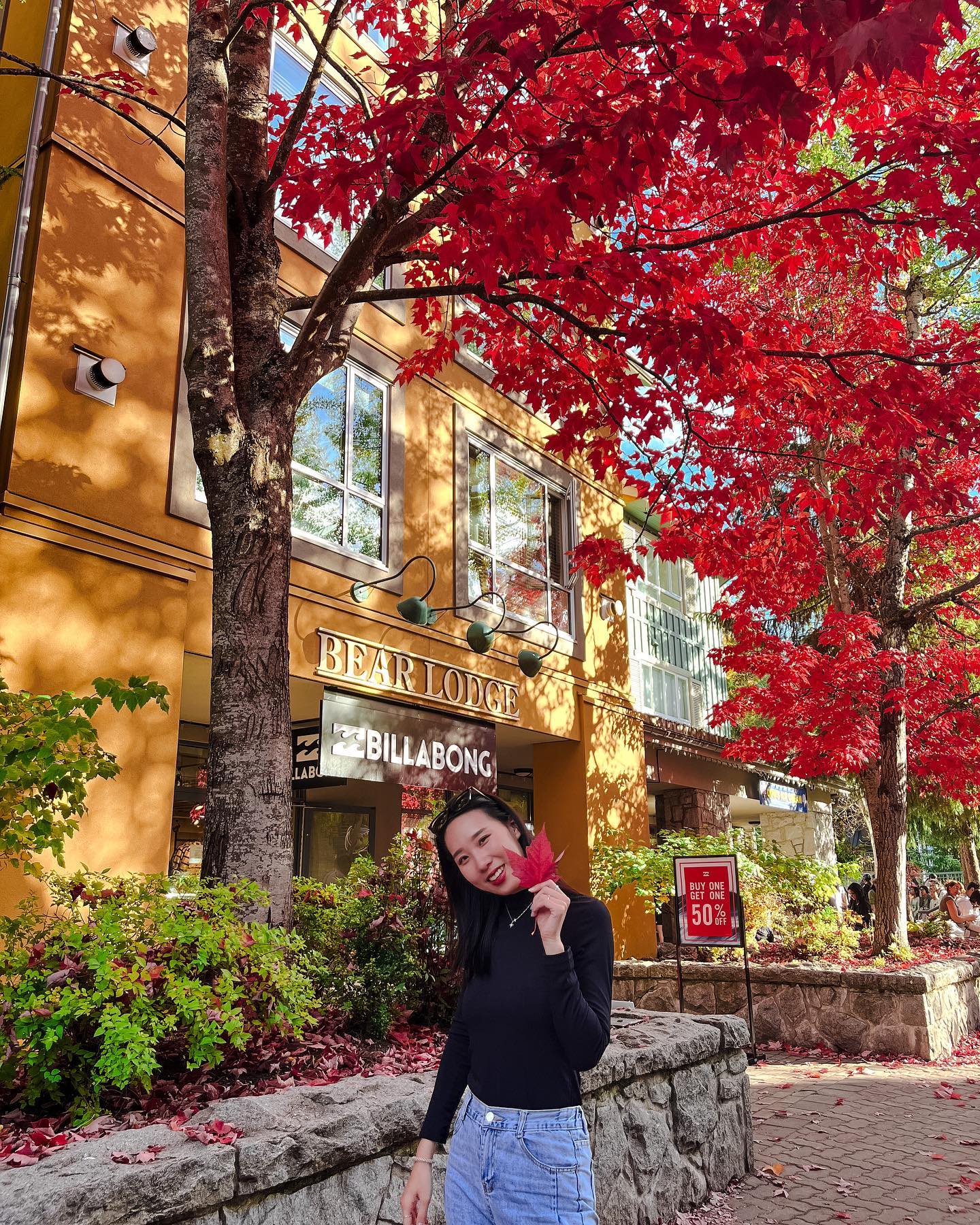 photo by Aliya🌼🌼영연 caption reads: 秋天的加拿大🍁
浪漫的小鎮💕
還有必吃的 #cowsicecream 

#vancouver #canada #whistler #trip #icecream