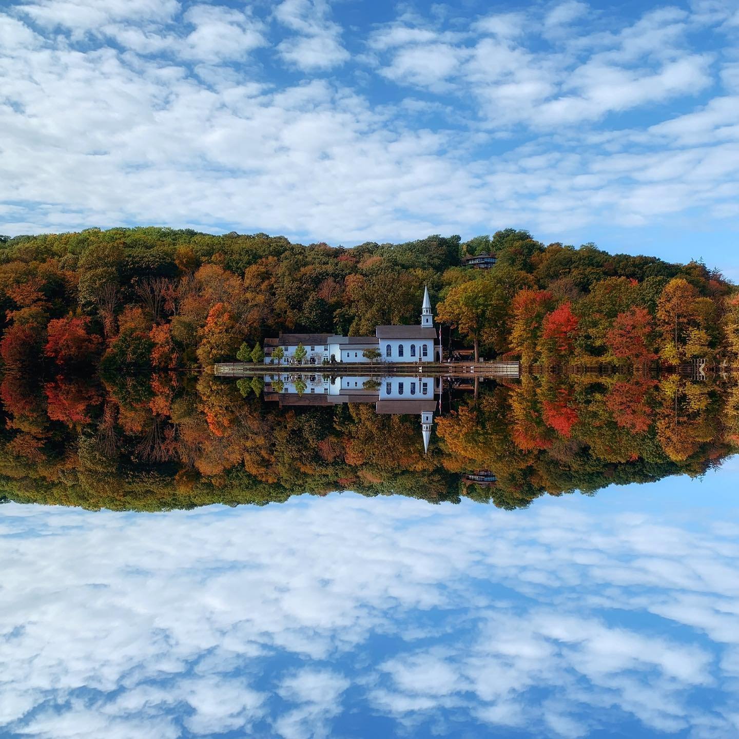 Awesomely autumnal 🍁🍁🍁

#coldspringharbor #morningwalks #fallfoliage #sundayreflection