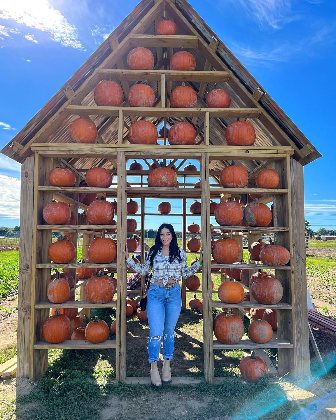 Hello Pumpkin🎃

#fallthings #pumpkinpatch #waterdrinker #sunflowers #plaid #ootd #fallfashion #ysl #easternlongisland #pumpkin #autumn #east495 #waterdrinkerfamilyfarm #longisland #pumpkinbeer