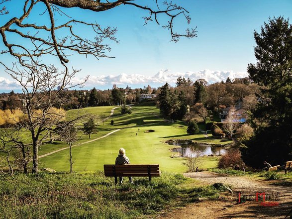 Spending a relaxing afternoon sitting on a bench and looking out over the beautiful Cedar Hill Golf course #Victoria #victoriabc #victoriabccanada🇨🇦 #saanichbc #cedarhillgolfcourse #landscapephotography #landscape #sunny #yyjphotography james_mitchell_photos #relaxing