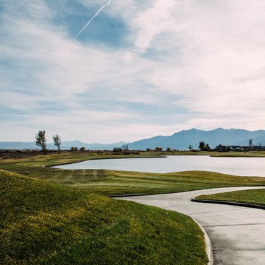 #throwback to October when the grass was lush and snow was only on the mountains. 🌨️
📷: katestapletonphoto •
•
•
•
#PlaySunridge #SunridgeGolf PlaySunridge #NevadaGolf #VisitCarsonCity #SierraGolf #RenoSparks #DFMI #RenoIsRad #ExploreNevada #WinterGolf #Golf #InstaGolf #CarsonCity #RenoTahoe #TravelNevada