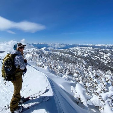 Stoke on the summit! Yesterdays adventure was unbelievably good, best dang snow and some decent views 😍 8 hours later I was happy to get my boots off 😂🗻❤ #earnyourturns #powderwhore #dfmi #howtonevada #betherad #keepitwild #tahoebackcountry #staylocal