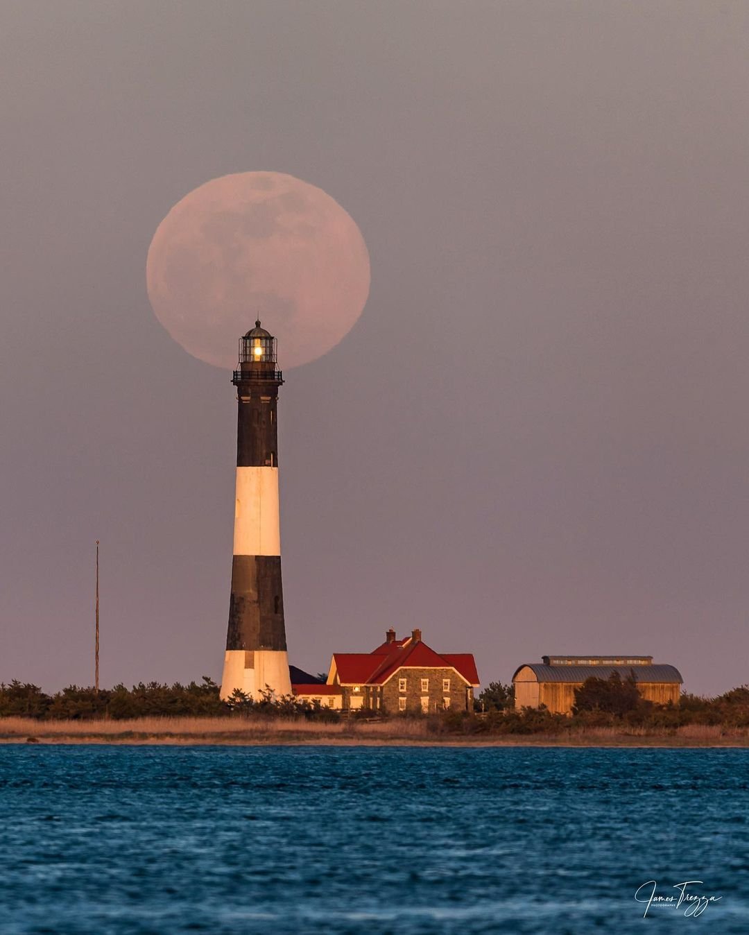 Pink moonrise! Right behind the Fire Island Lighthouse! I love seeing all the different ways everyone was able to capture this last night. Fun group of photogs this island has 🌕

#pinkmoon #pinkfullmoon #fullmoon #moonrise #fullmoonrise #moon #supermoon #luna #moonphotography #moonpics #moon_of_the_day #moonlitlandscapes #moon_awards #longisland #iloveny #moon_lunaticos #islandlife #islandstrong #liveforlongisland #weareliny #nikon #sigma150600 #lighthouse #lighthousesofinstagram #lighthouses_around_the_world