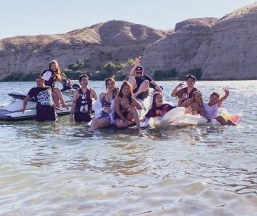 Blessed with the best🍹💕
#สัญญาว่ารอบนี้จะไม่ดองรูป .
.
. .
#goodvibesonly #laughlinnevada #coloradoriver #vegasbaby #travelnevada #outdooradventures #getoutside #lakelife⚓️ #summertime #crew #adventureisoutthere #stayandwander