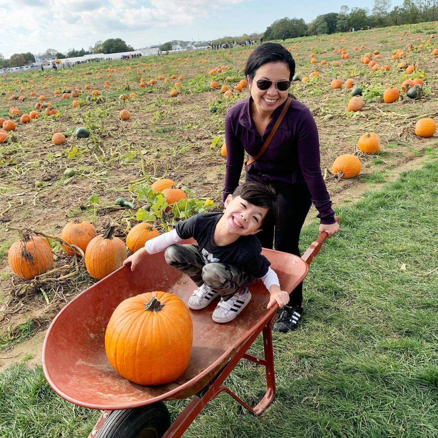 It’s a pumpkin picking kind of Monday over here. How was your day off? 🧡