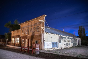 An old “garage” in goldfield, NV. I stopped on the side of the road to snack on some beef jerky and cheese, stretch my back, before going out for the Milky Way shots. Apparently the hotel I’m in front of is “haunted”. Didn’t see any ghosts, but the donkeys were having a party in the distance. It’s a bit unnerving if you don’t know what they sound like. ————————————————————————
#nikon D810
#nikkor 24-70 VR ƒ/2.8
20 sec ƒ/2.8
24mm
ISO 400
.
.
.
.
.
#goldfieldghosttown #nevada #travelnevada #night #nightphotography #nightphoto #photo #photography #nikonphotography #streetphotography #urbanphotography #urbanexploration #nightimages #nightshooters #roadtrip #travel #travelphotography #longexposureoftheday #longexposure_shots #longexposure