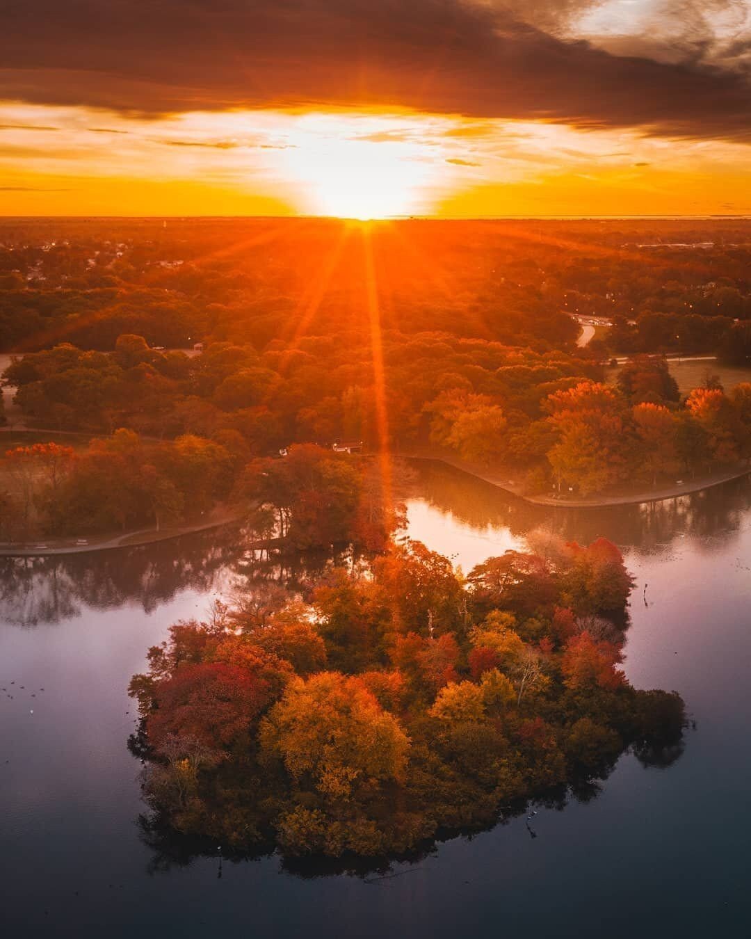 The most colorful season of the year is officially (and finally) here! The sun is sinking sooner and the air is getting cooler. What's your favorite thing about fall? #NYLovesFall 📷: @chris_mander