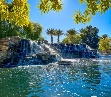 This is pretty much in my back yard! One of my favorite parks in Las Vegas! Very lucky to have some where so pretty I can just hang out when I don’t have enough time for an adventure! How is everyone this week? #lasvegas #park #nevada #waterfall #aliante #selflove