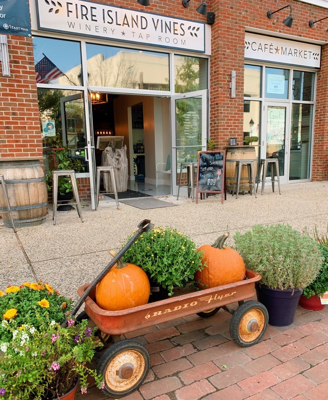 The perfect FALL Saturday is spent at @fireislandvines! 🍁🍂 Enjoy your favorite local taps in a tasting or share a pizza and a bottle with your bestie 🍕🥨🍷