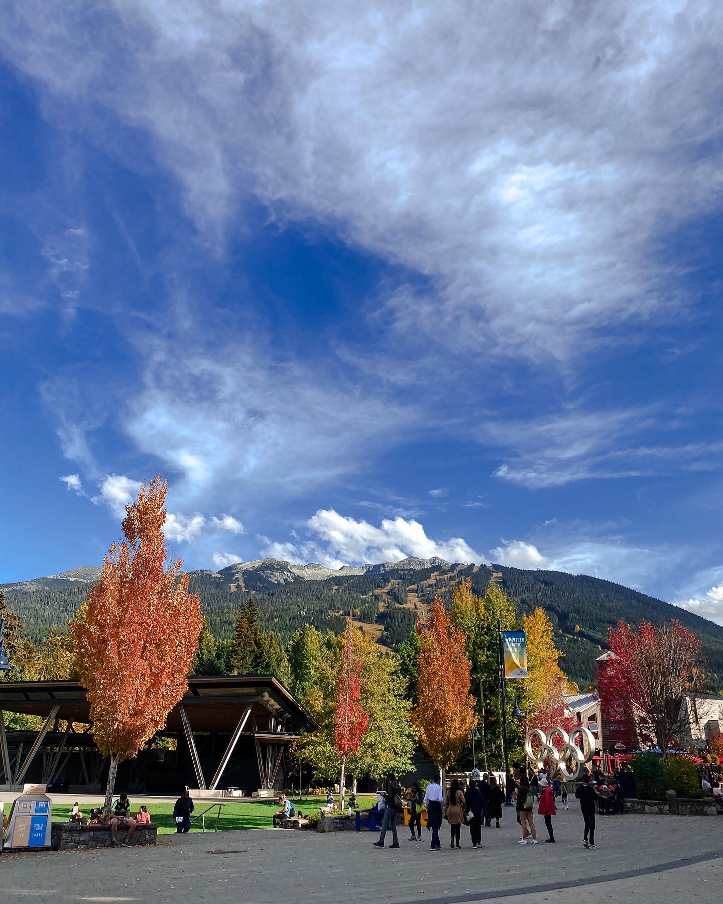 photo by Aliya🌼🌼영연 caption reads: 秋天的加拿大🍁
浪漫的小鎮💕
還有必吃的 #cowsicecream 

#vancouver #canada #whistler #trip #icecream